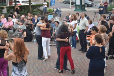 Tango lessons in the Piazza